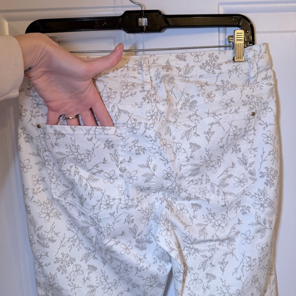 White Floral Cropped Pants - Women - Picture 7 of 9